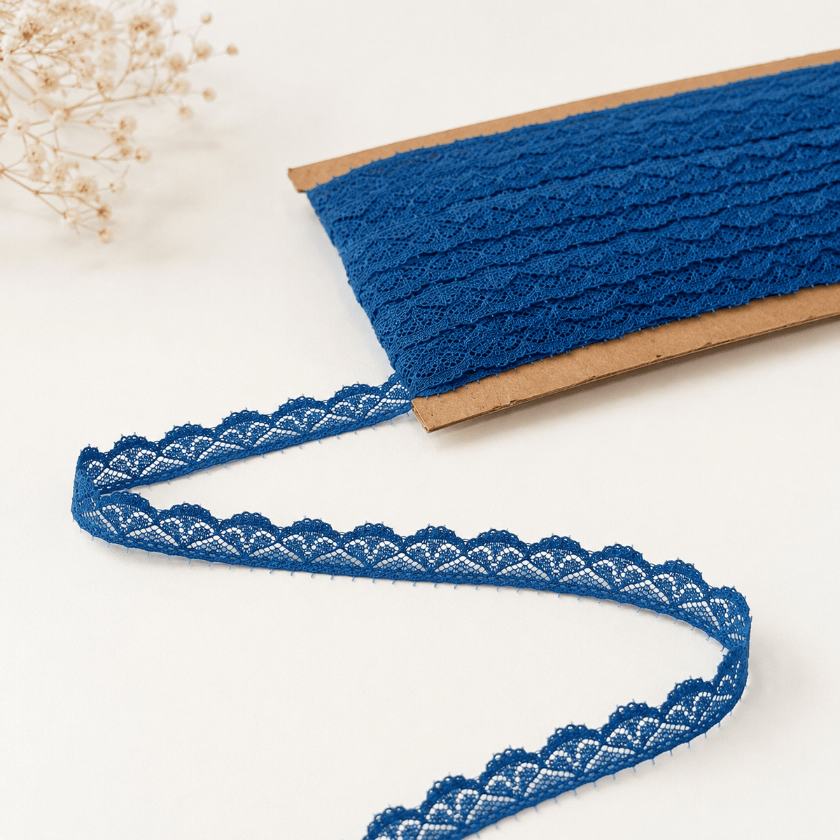 Image avec dentelle 1,4 cm bleu myosotis – disponible en ligne chez Šarlotes audumi