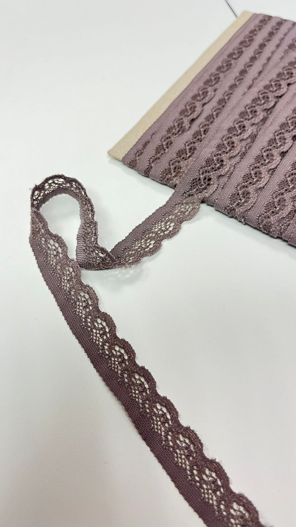 Image avec dentelle 1,4 cm gris-brun – disponible en ligne chez Tissus de Charlotte