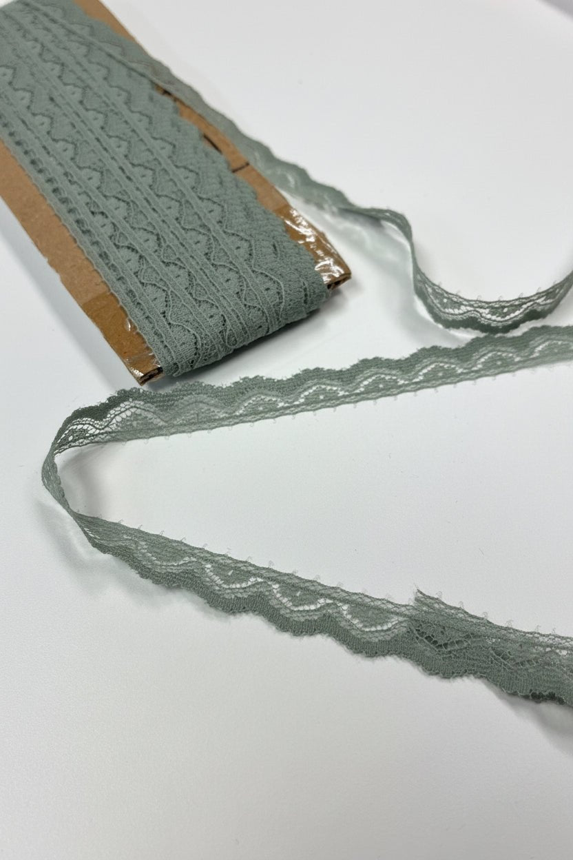 Image de dentelle 1,4 cm, ton sauge – disponible en ligne chez Šarlotes audumi