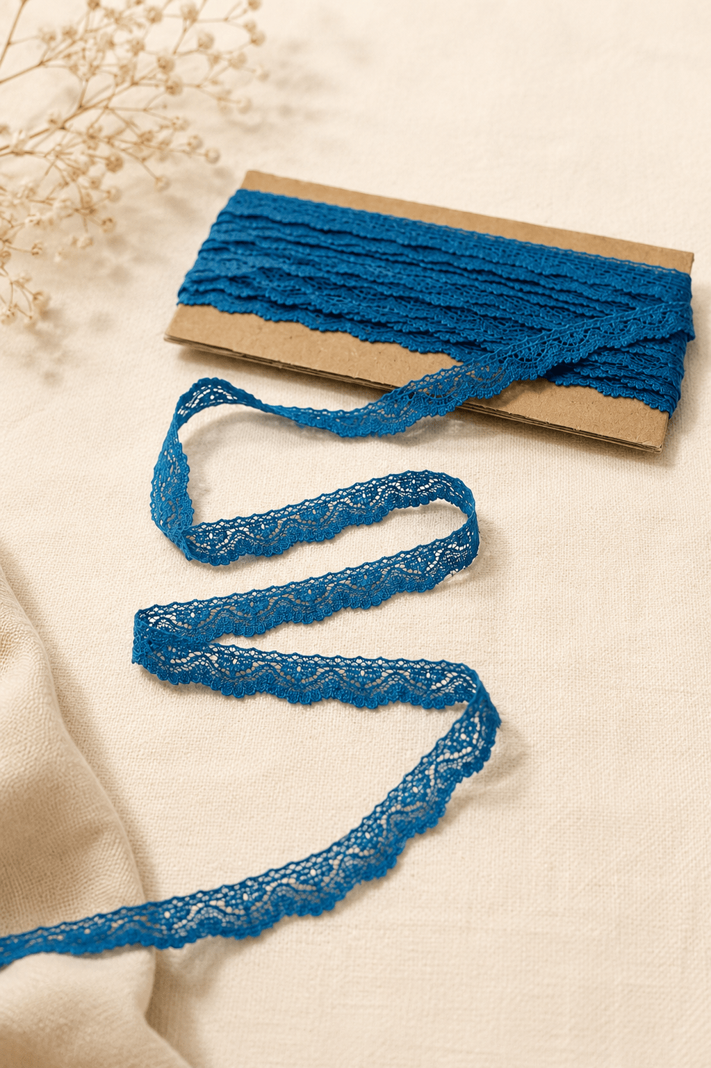 Image de dentelle 1,4 cm turquoise – disponible en ligne chez Šarlotes audumi