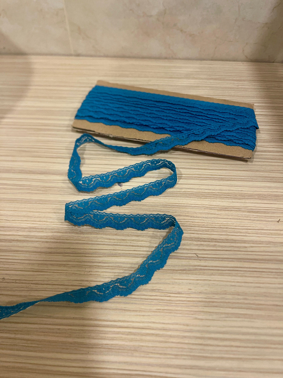 Image de dentelle 1,4 cm turquoise – disponible en ligne chez Šarlotes audumi