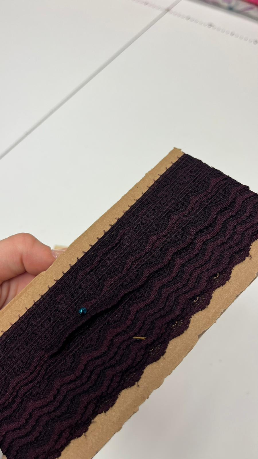 Image de dentelle 1,4 cm, rouge foncé – disponible en ligne chez Šarlotes audumi
