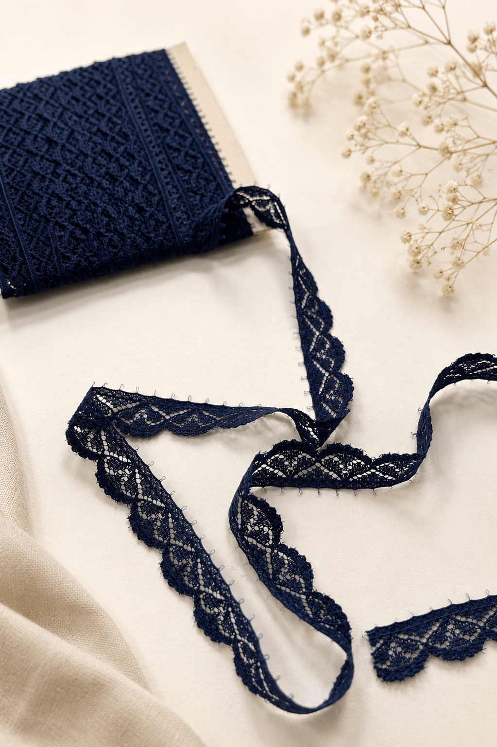 Image avec dentelle 1,4 cm bleu foncé – disponible en ligne chez Tissus Charlotte