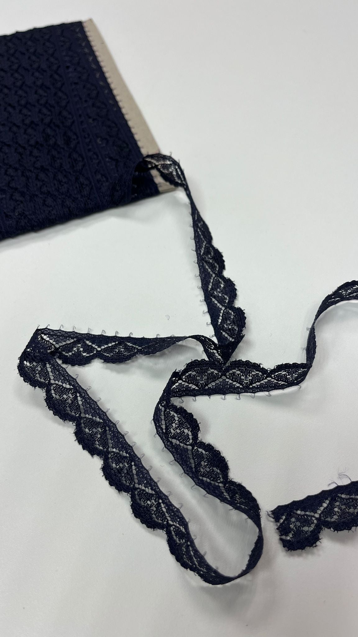 Image avec dentelle 1,4 cm bleu foncé – disponible en ligne chez Tissus Charlotte