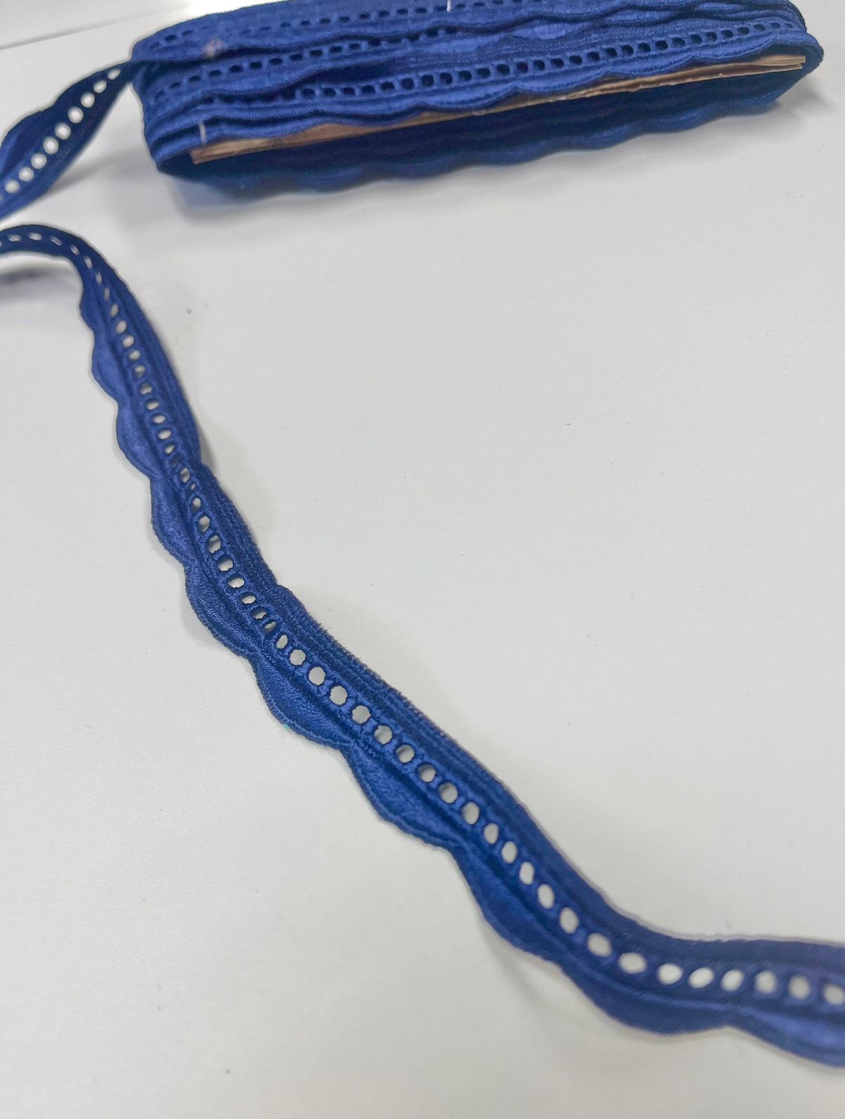 Image de dentelle 1,5 cm bleu foncé – disponible en ligne chez Šarlotes audumi