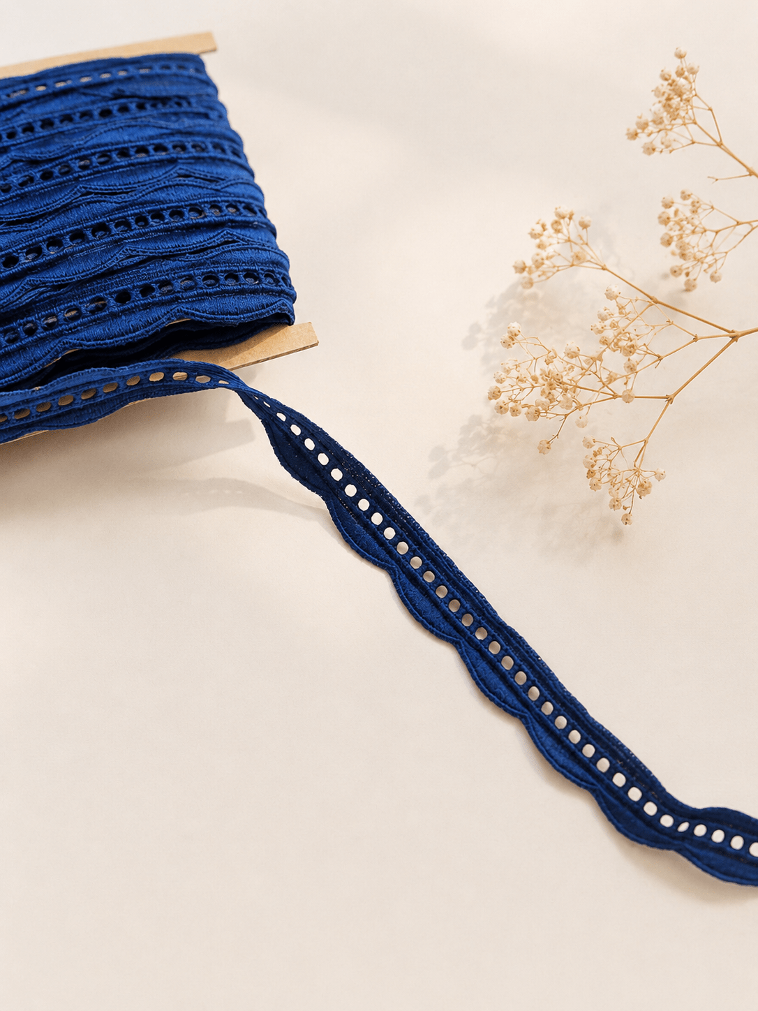 Image avec dentelle 1,5 cm bleu foncé – disponible en ligne chez Šarlotes audumi