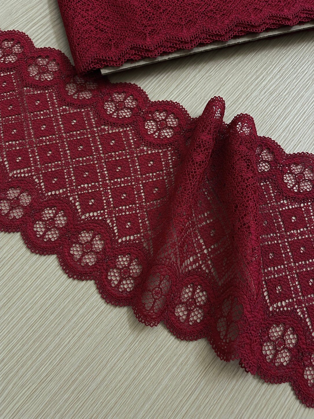 Image de dentelle 17 cm - rouge foncé – disponible chez Tissus Charlotte