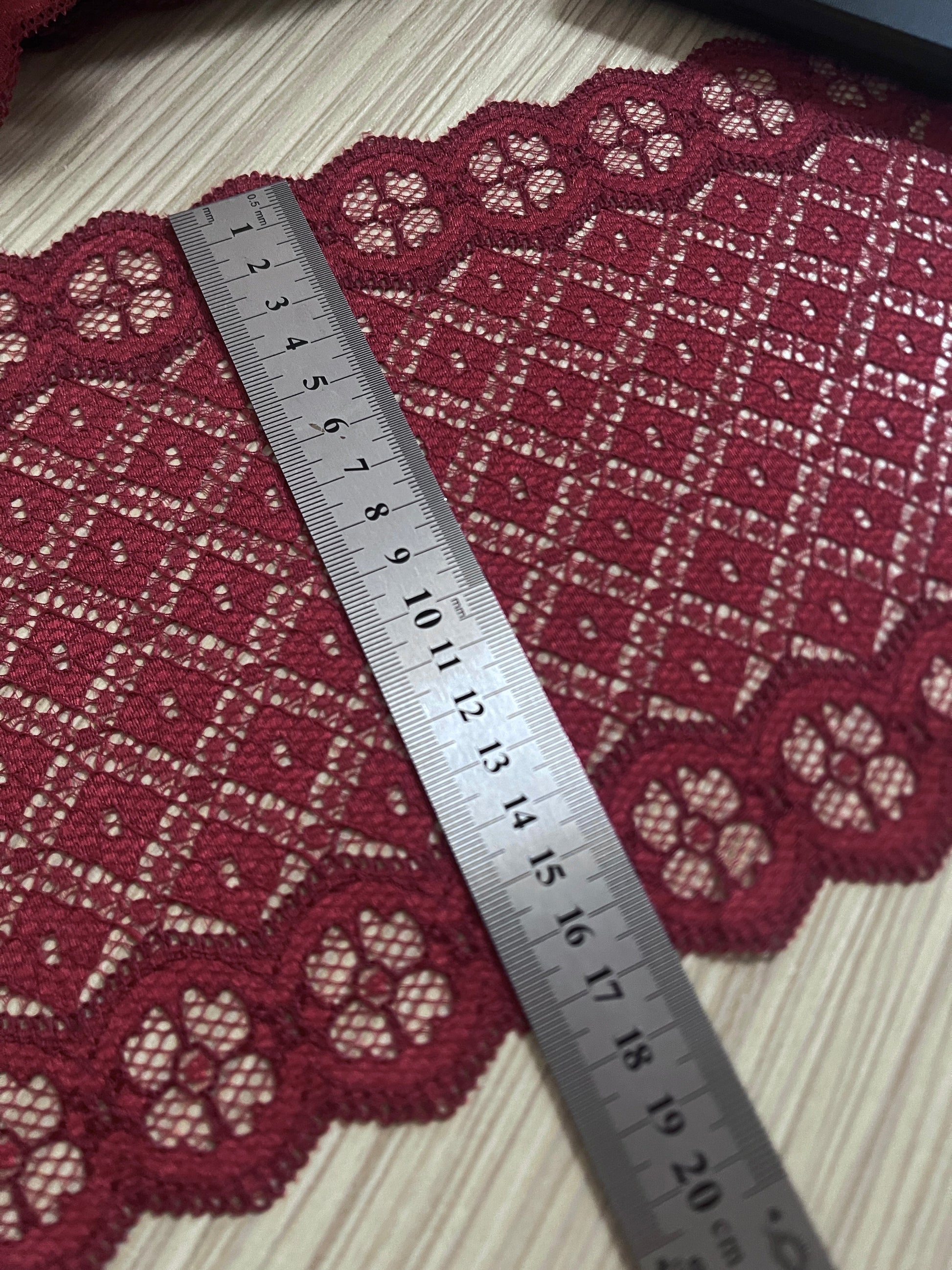 Image de dentelle 17 cm - rouge foncé – disponible chez Šarlotes audumi