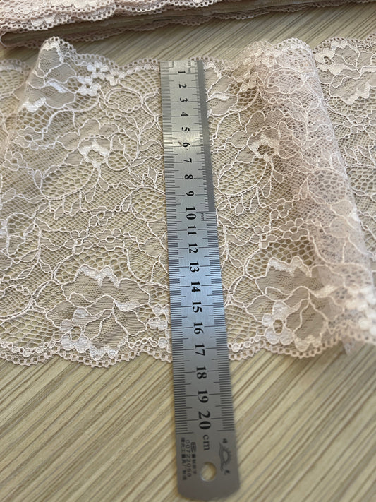 Image avec dentelle 18 cm - poudré – disponible chez Šarlotes audumi