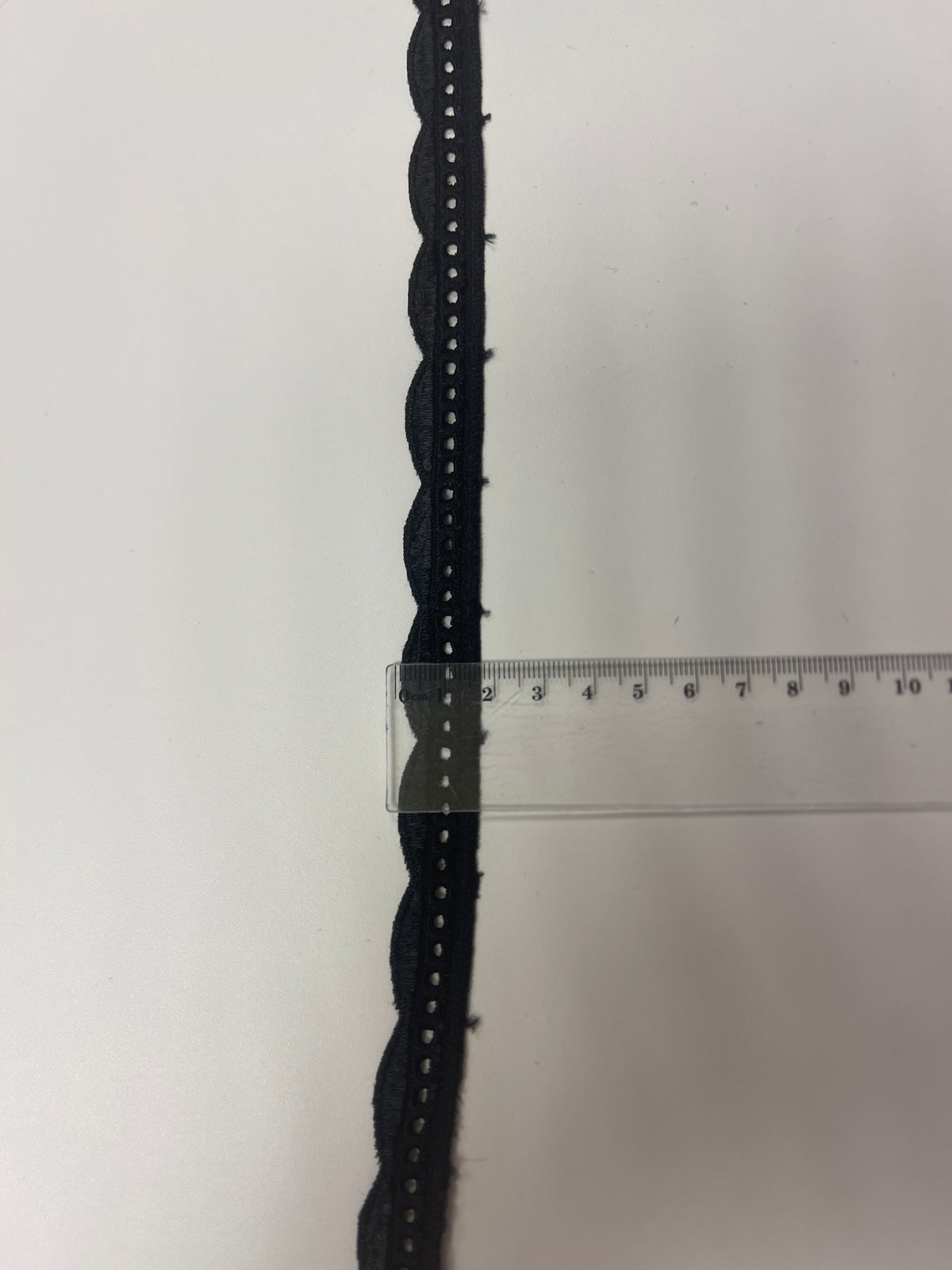 Image de la dentelle noire 2 cm – disponible en ligne chez Šarlotes audumi