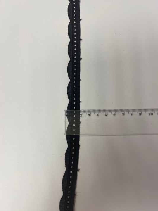Image de la dentelle noire 2 cm – disponible en ligne chez Šarlotes audumi