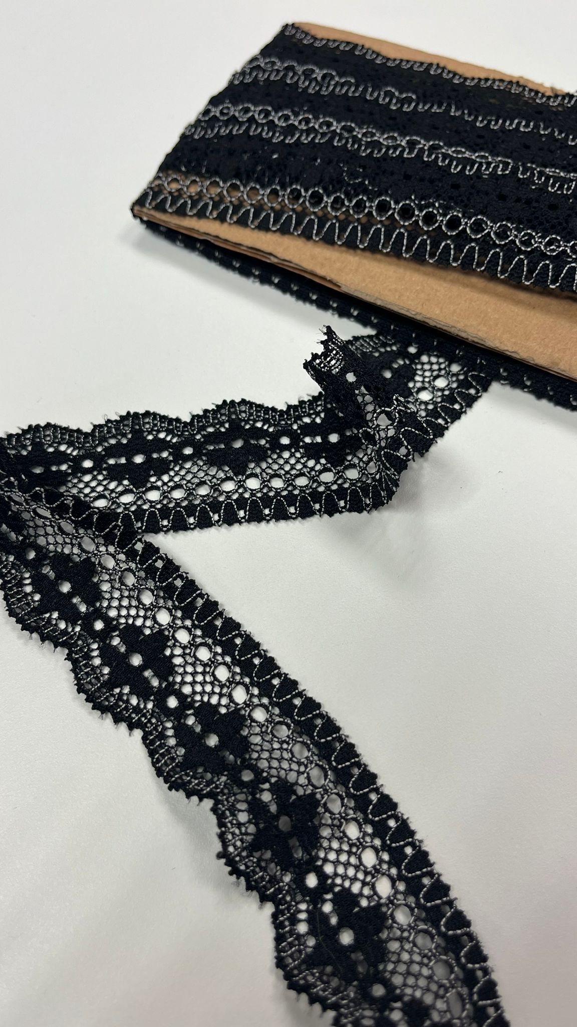 Dentelle 3 cm noire avec accents blancs – disponible en ligne chez Šarlotes audumi