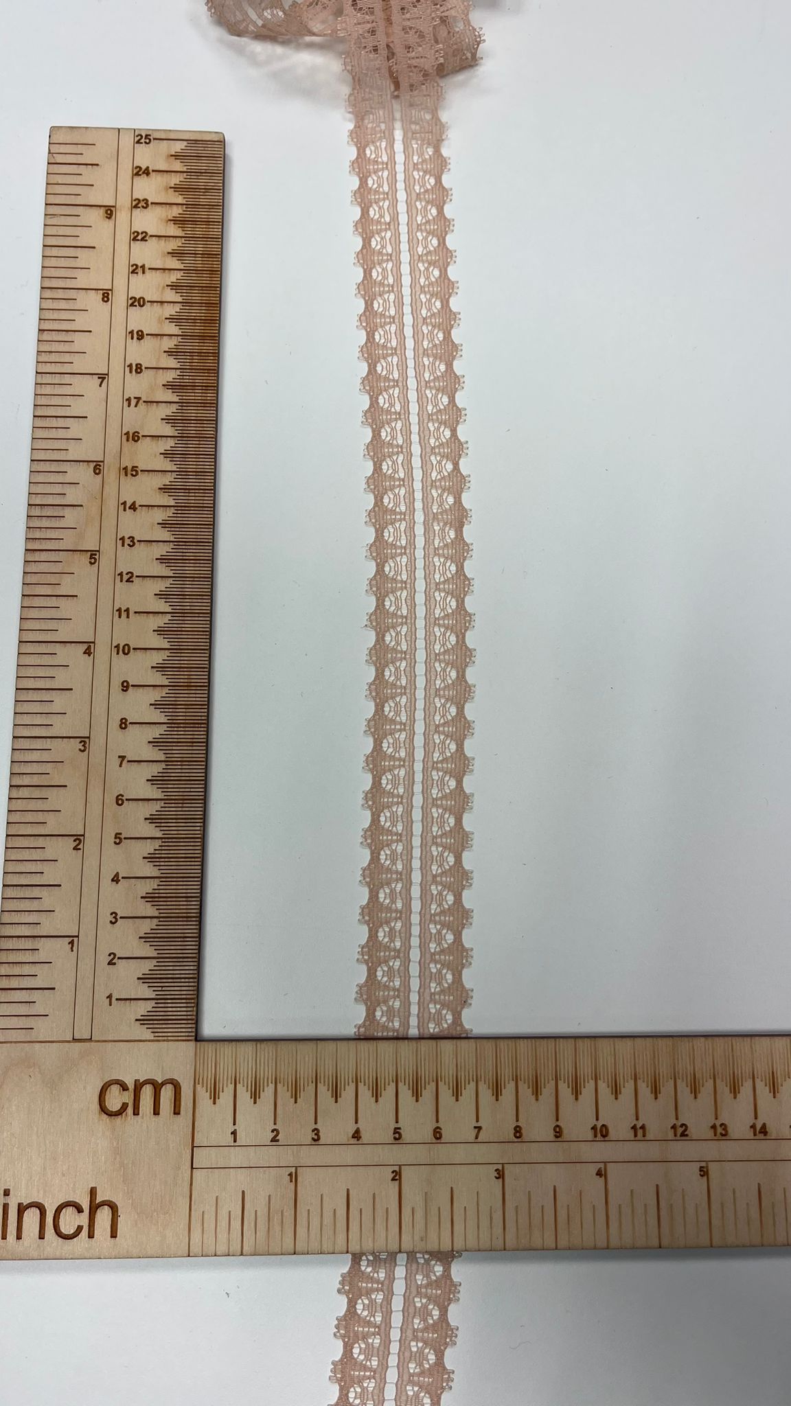 Image de dentelle 3 cm nude (couleur chair) – disponible en ligne chez Šarlotes audumi