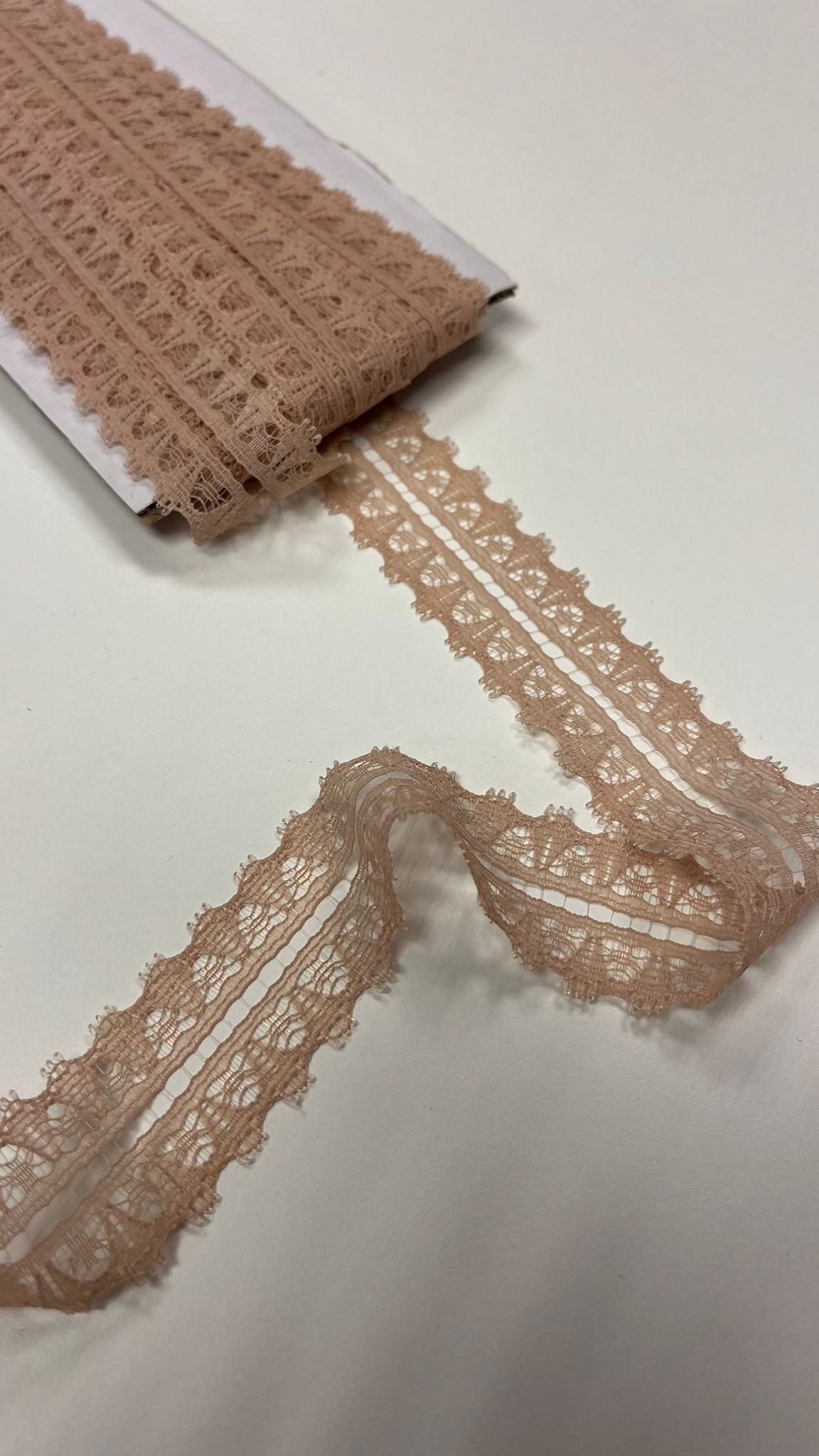 Image de dentelle 3 cm nude (couleur chair) – disponible en ligne chez Šarlotes audumi