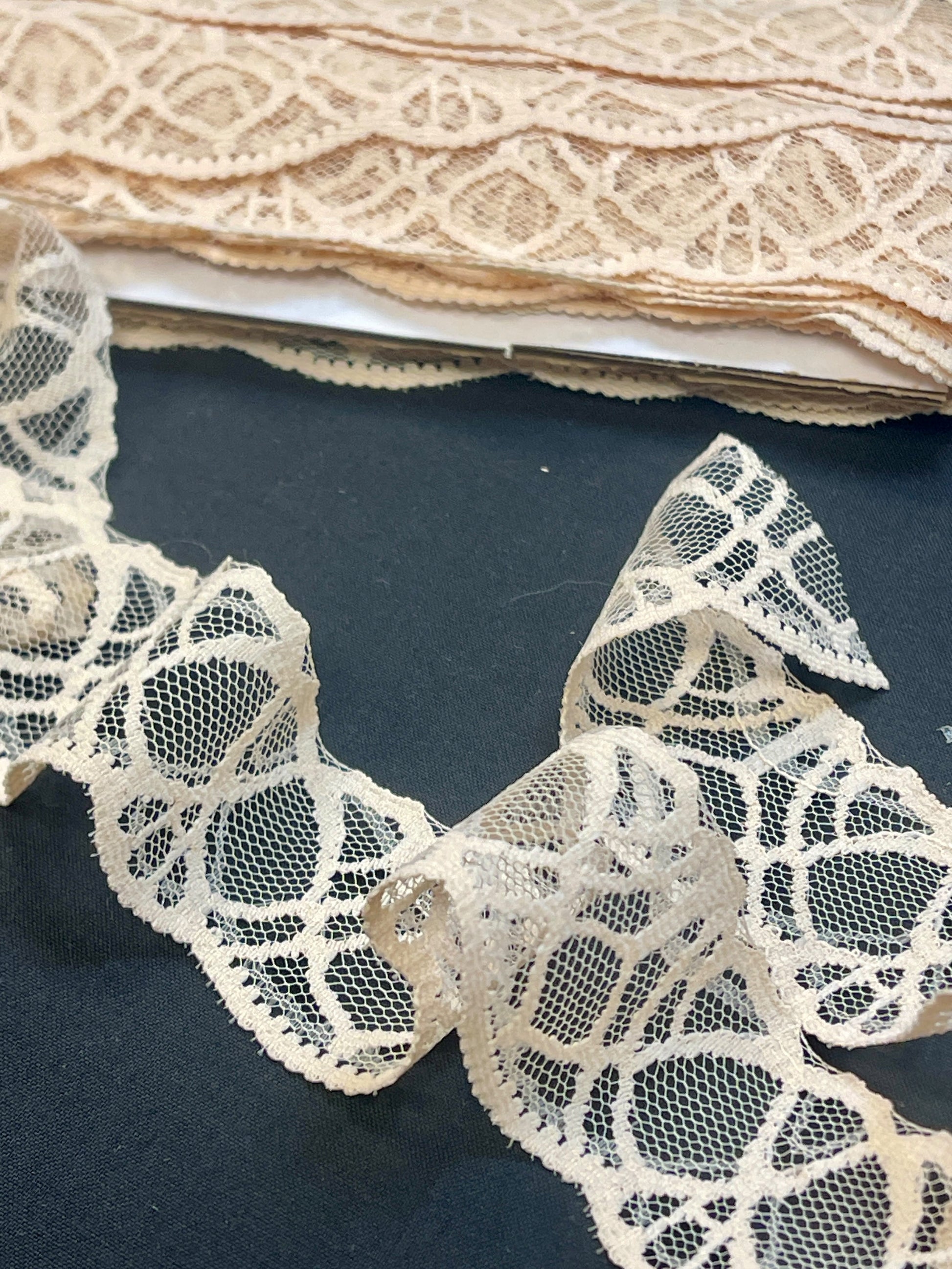 Bild mit Spitze 3,7 cm – cremefarben, online erhältlich bei Šarlotes audumi