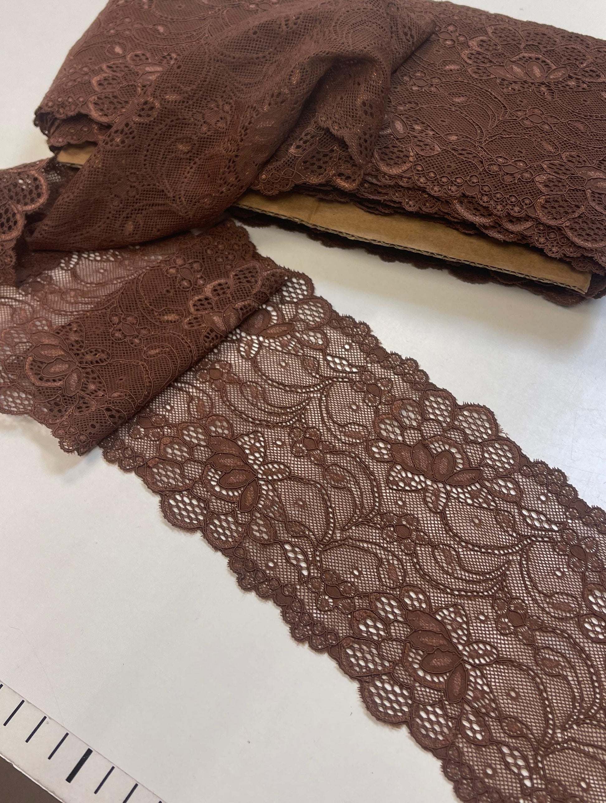 Image of elastic lace 12 cm - milk chocolate, available online at Charlotte Fabrics