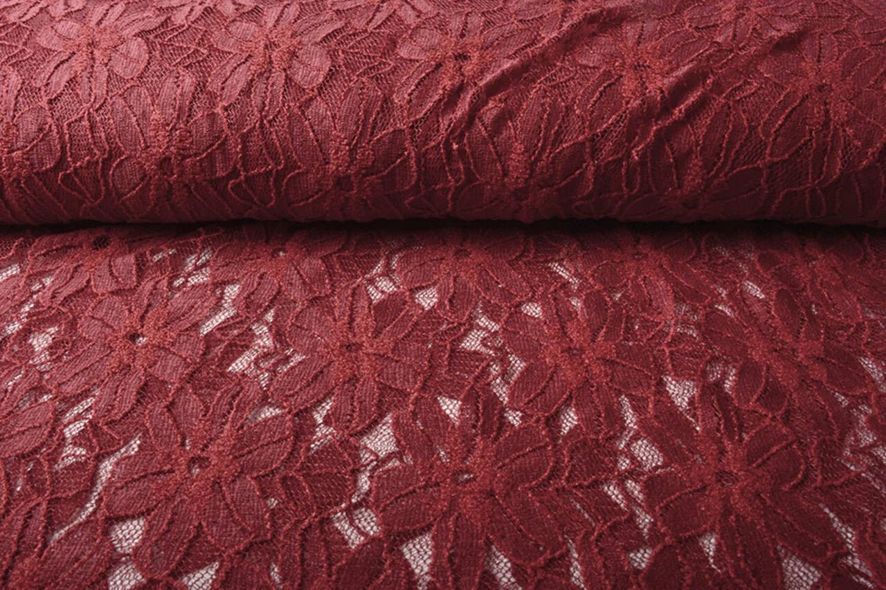 Attēls ar Mežģīņu audums - bordo 120 g/m² – pieejams Šarlotes audumi