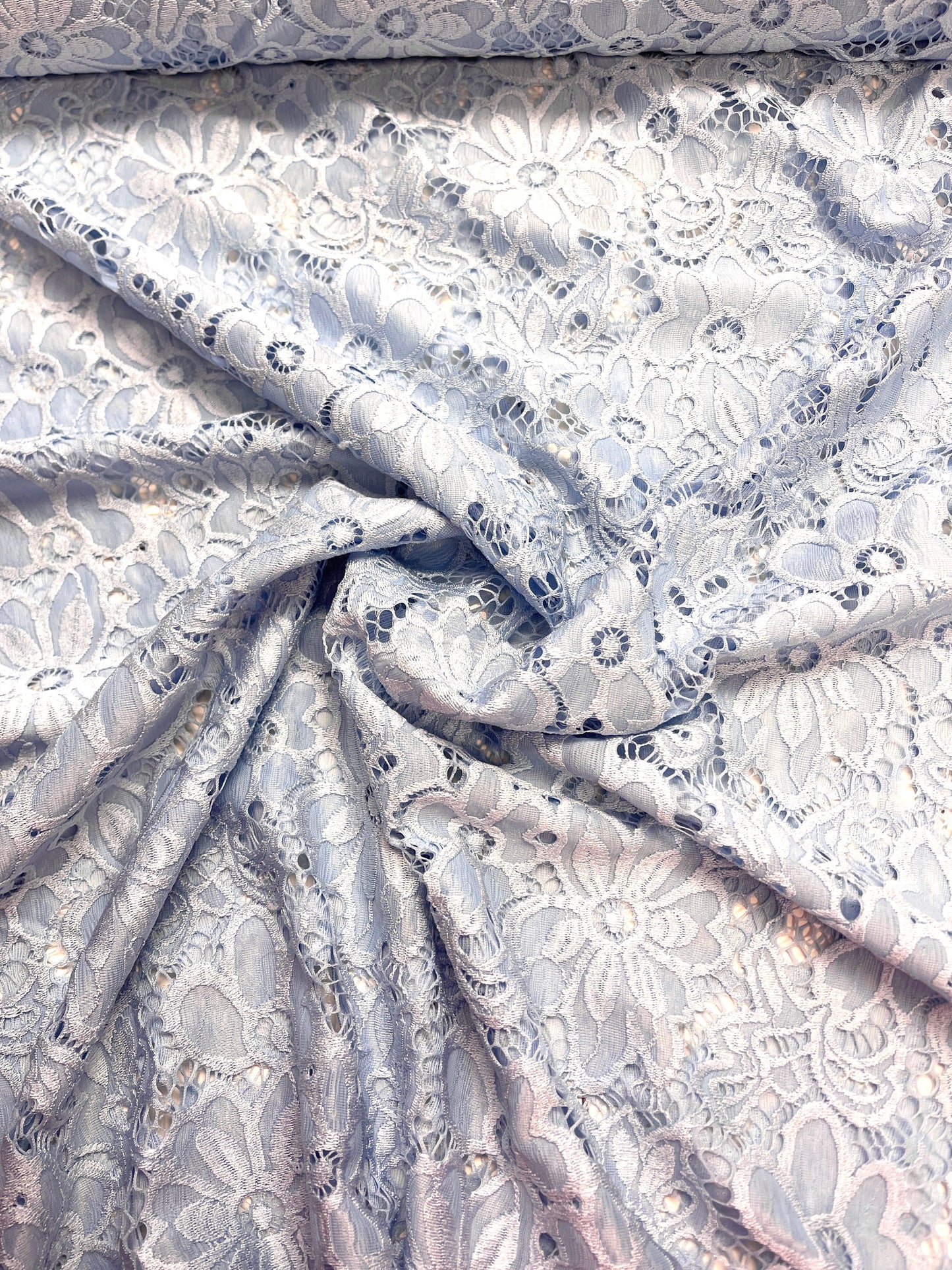 Image du tissu en dentelle - fleur bleu clair 150 g/m² – disponible chez Šarlotes audumi