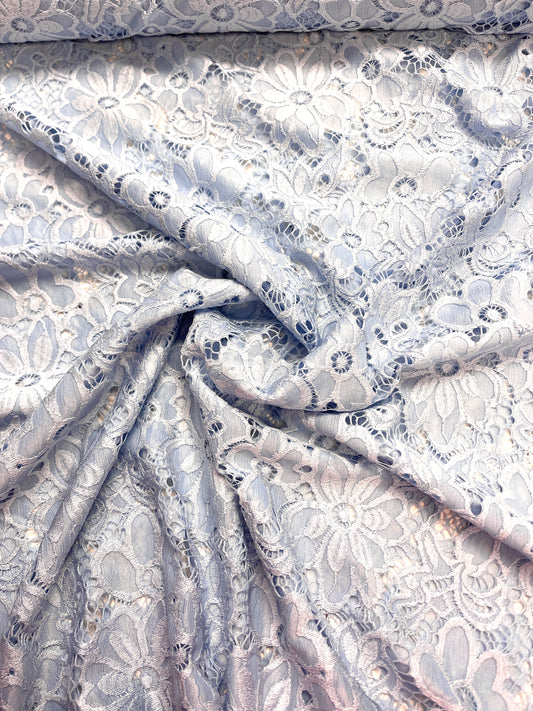 Image du tissu en dentelle - fleur bleu clair 150 g/m² – disponible chez Šarlotes audumi