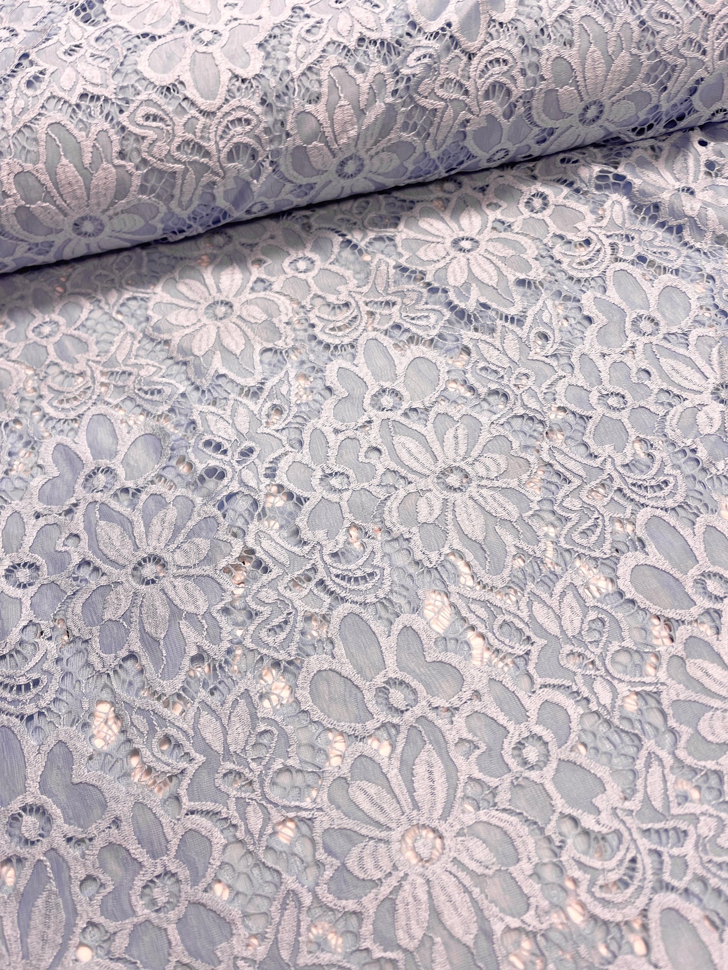 Image de tissu en dentelle - fleur bleu clair 150 g/m² – disponible chez Šarlotes audumi