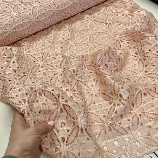 Tissu en dentelle - doux ton pêche 150 g/m²