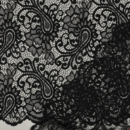 Image de tissu en dentelle noir 130 g/m² – disponible chez Šarlotes audumi