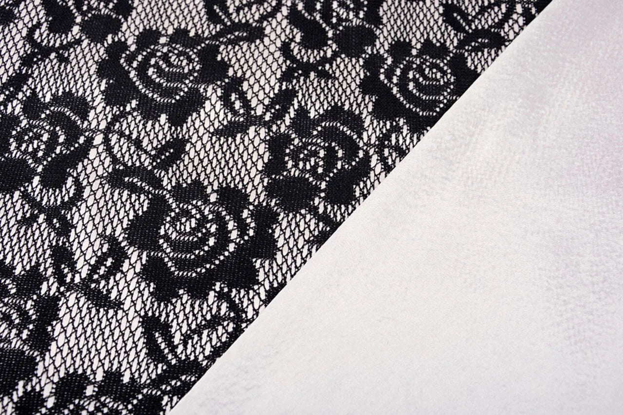 Image de tissu en dentelle noir avec doublure en satin blanc 155 g/m² – disponible chez Šarlotes audumi