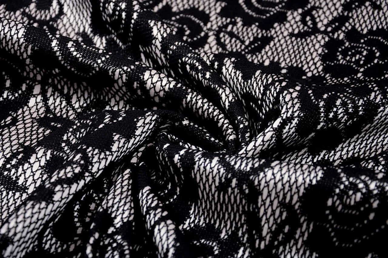 Image de tissu en dentelle noir avec doublure en satin blanc 155 g/m² – disponible chez Šarlotes audumi