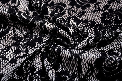 Image de tissu en dentelle noir avec doublure en satin blanc 155 g/m² – disponible chez Šarlotes audumi