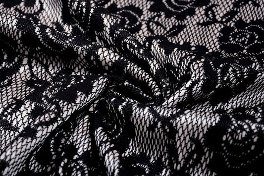 Image de tissu en dentelle noir avec doublure en satin blanc 155 g/m² – disponible chez Šarlotes audumi