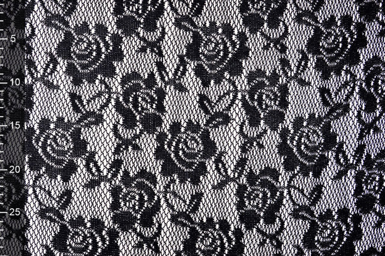 Image du tissu en dentelle noir avec doublure en satin blanc 155 g/m² – disponible chez Šarlotes audumi