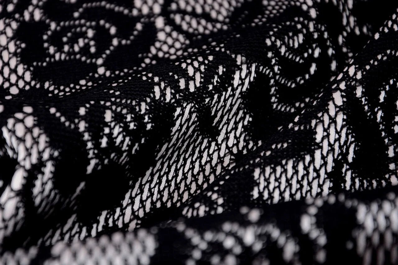 Image de tissu en dentelle noir avec doublure en satin blanc 155 g/m² – disponible chez Šarlotes audumi
