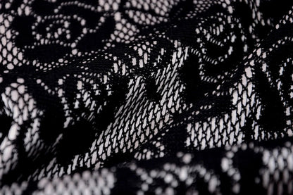 Image de tissu en dentelle noir avec doublure en satin blanc 155 g/m² – disponible chez Šarlotes audumi