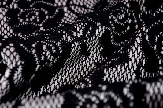 Image de tissu en dentelle noir avec doublure en satin blanc 155 g/m² – disponible chez Šarlotes audumi