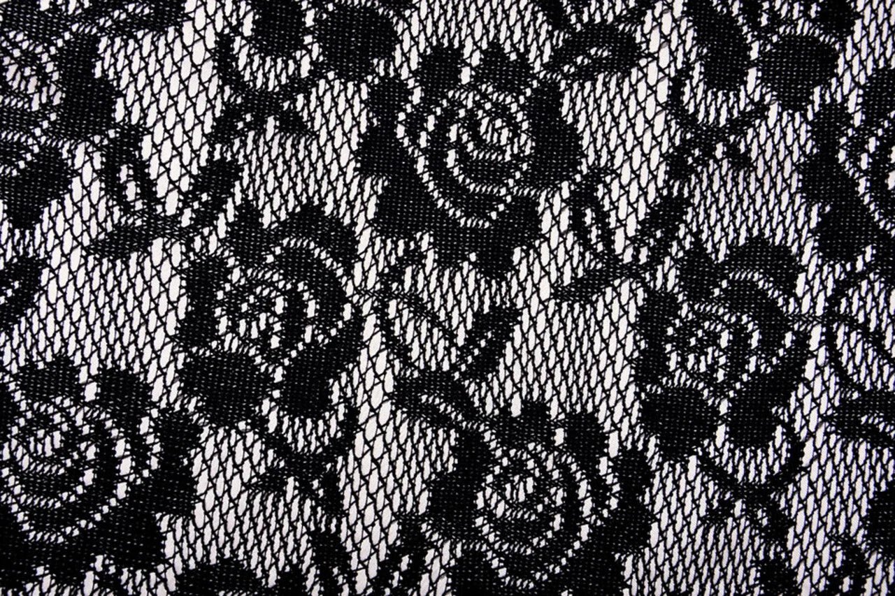 Image de tissu en dentelle noir avec doublure en satin blanc 155 g/m² – disponible chez Šarlotes audumi