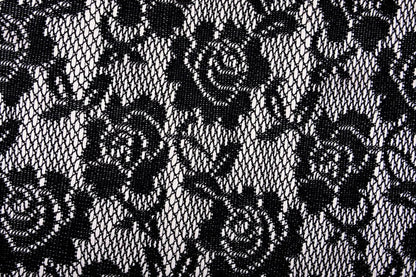 Image de tissu en dentelle noir avec doublure en satin blanc 155 g/m² – disponible chez Šarlotes audumi