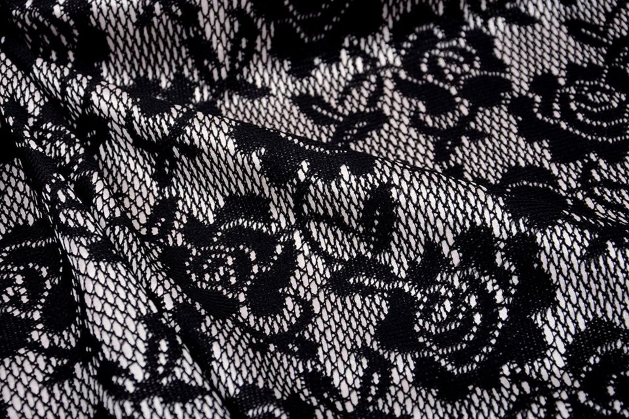 Image de tissu en dentelle noir avec doublure en satin blanc 155 g/m² – disponible chez Šarlotes audumi