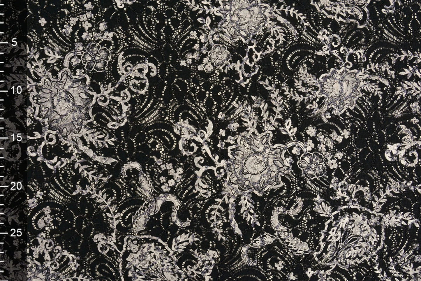 Image de tissu en dentelle noir et argent 210 g/m² – disponible chez Šarlotes audumi