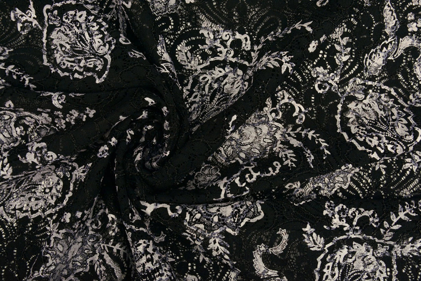 Image du tissu en dentelle noir et argent 210 g/m², disponible chez Šarlotes audumi