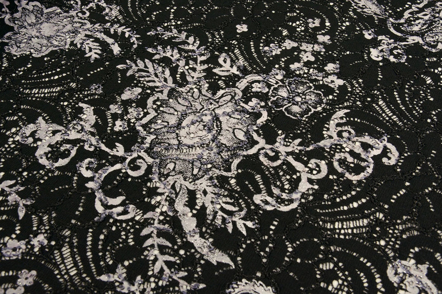 Image de tissu en dentelle noir et argent 210 g/m² – disponible chez Šarlotes audumi
