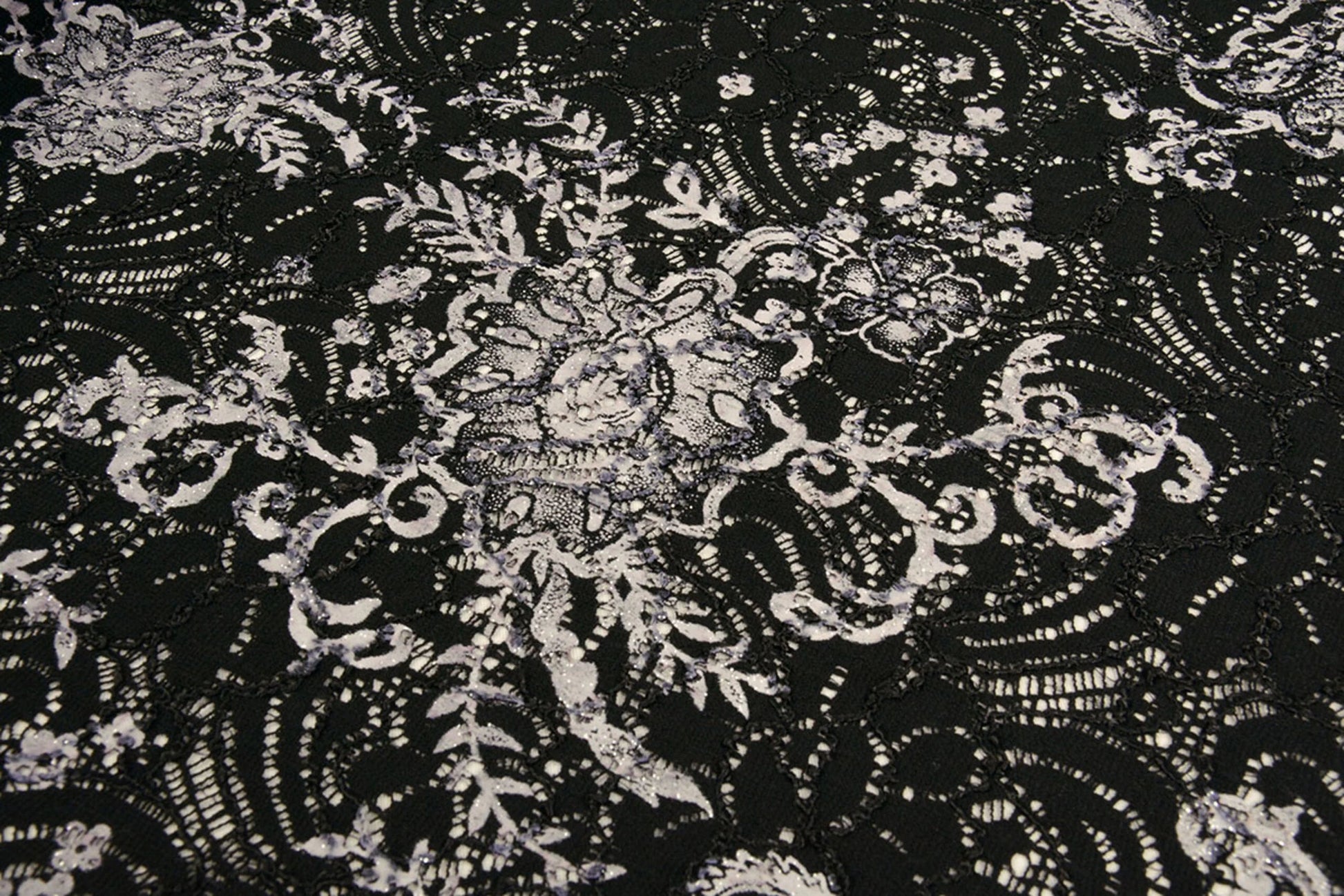 Image de tissu en dentelle noir et argent 210 g/m² – disponible chez Šarlotes audumi