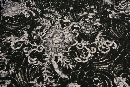 Image de tissu en dentelle noir et argent 210 g/m² – disponible chez Šarlotes audumi