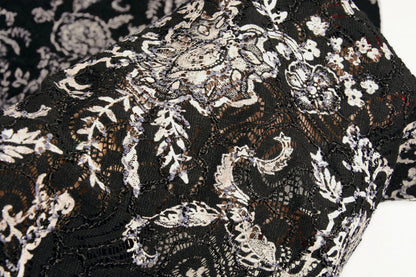 Image du tissu en dentelle noir et argent 210 g/m² – disponible chez Šarlotes audumi