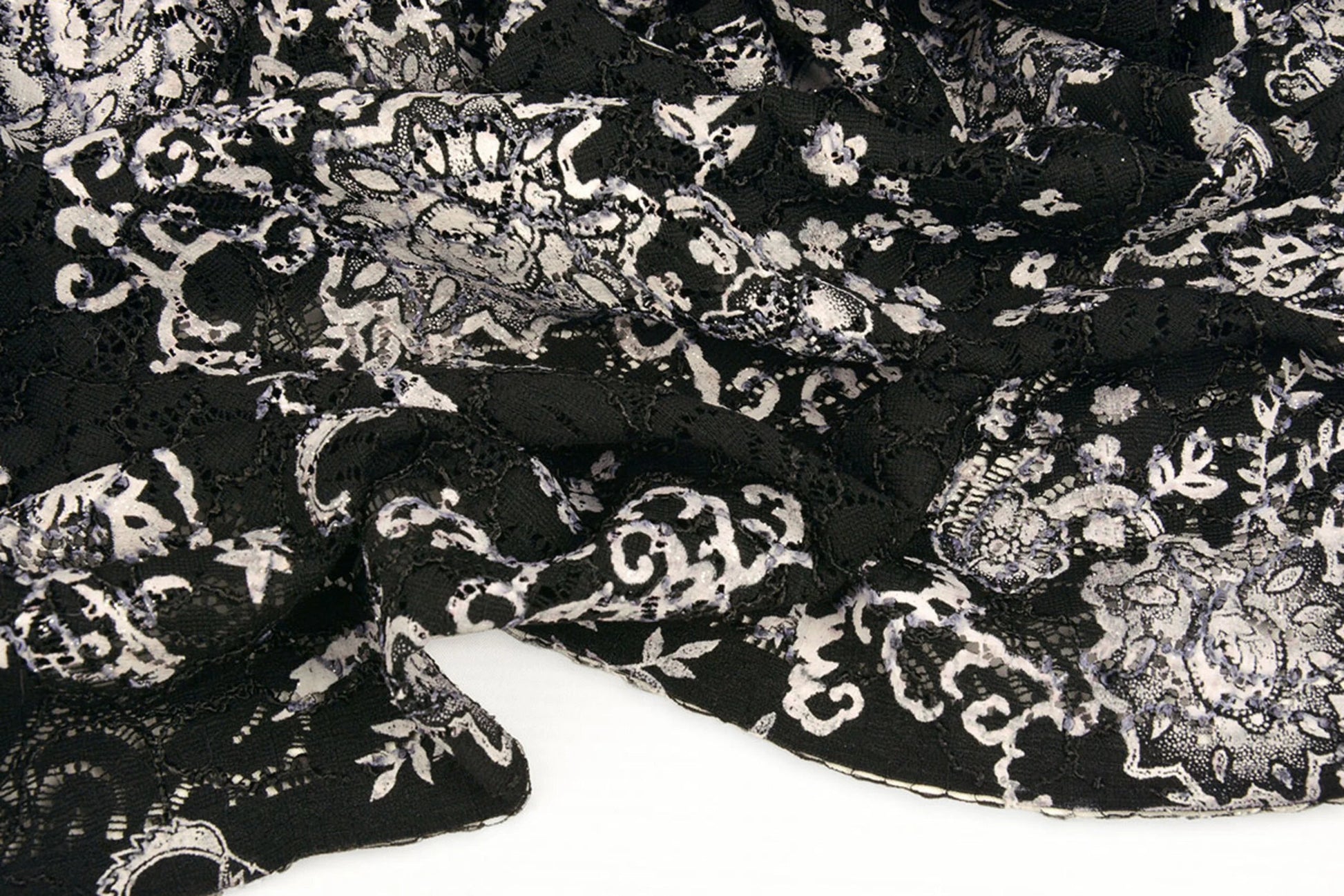 Image du tissu en dentelle noir et argent 210 g/m² – disponible chez Šarlotes audumi