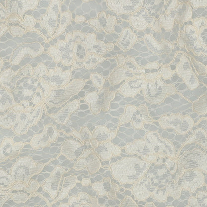 Image avec tissu en dentelle - blanc lait 130 g/m² – disponible chez Tissus de Charlotte