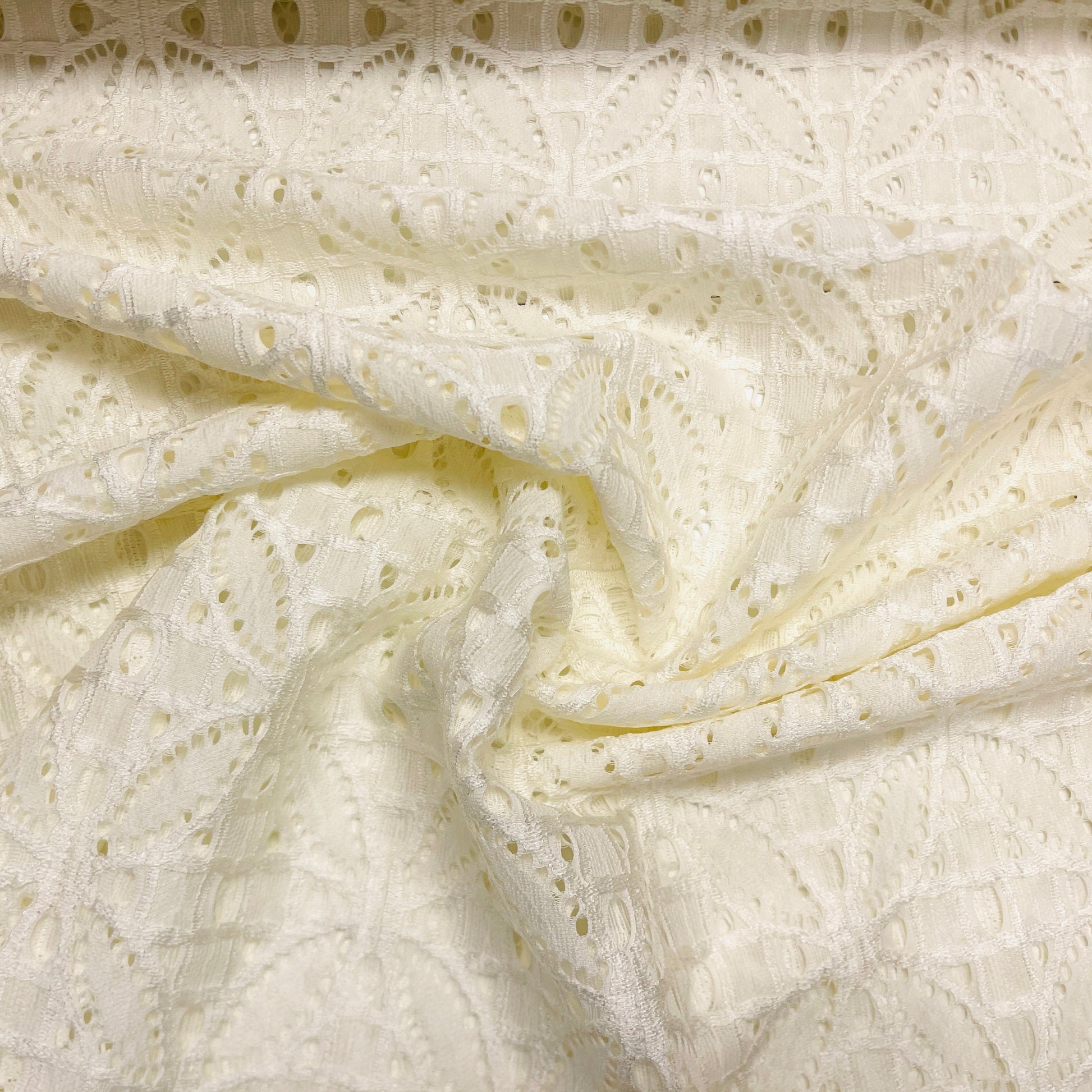 Tissu en dentelle - blanc lait 150 g/m²