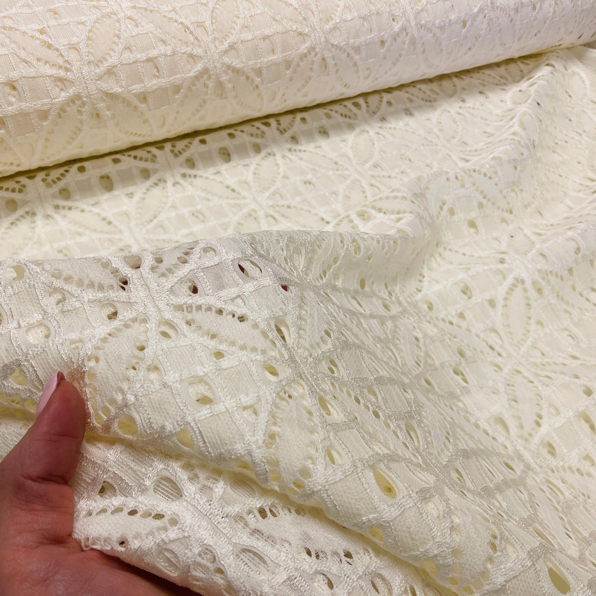 Tissu en dentelle - blanc lait 150 g/m²