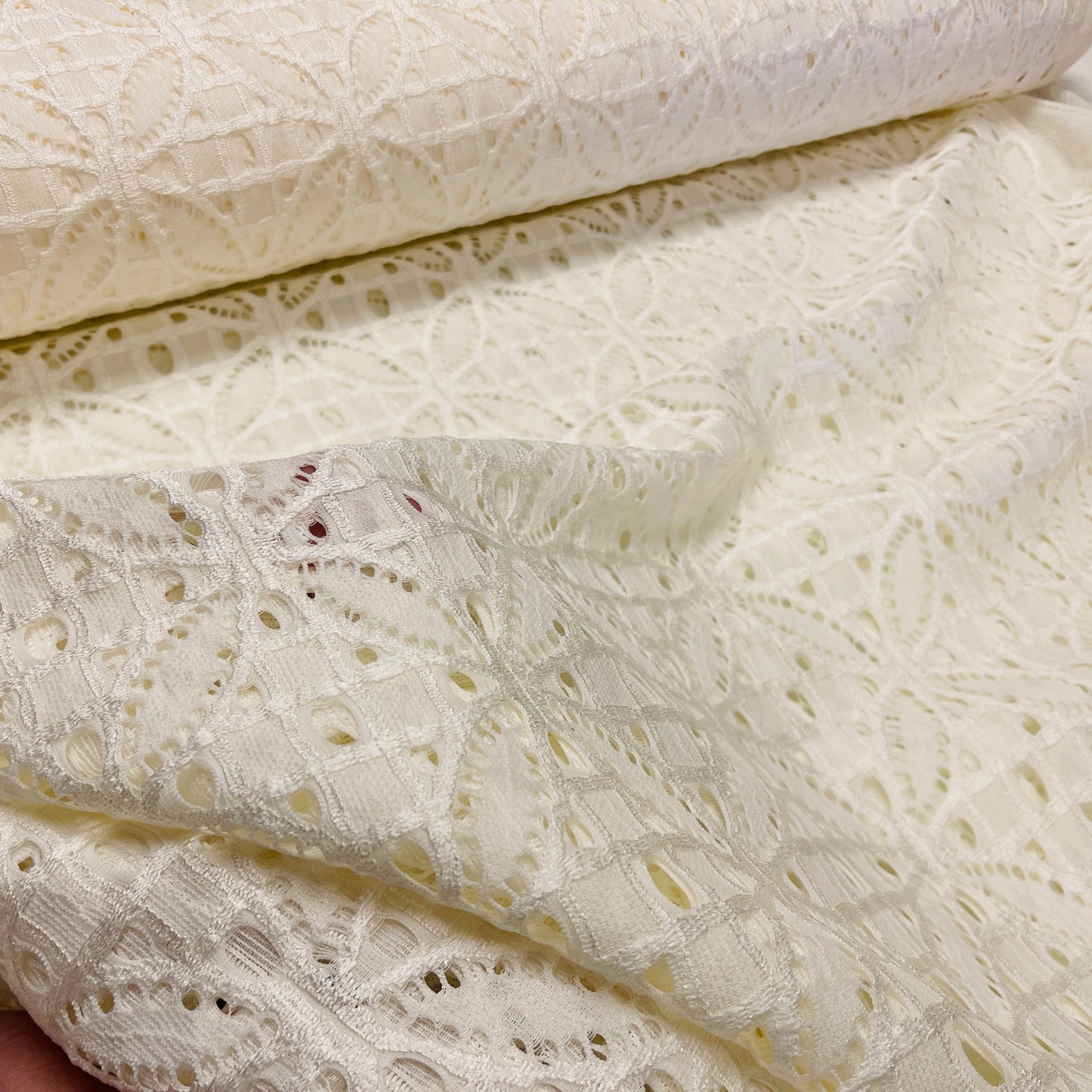 Tissu en dentelle - blanc lait 150 g/m²