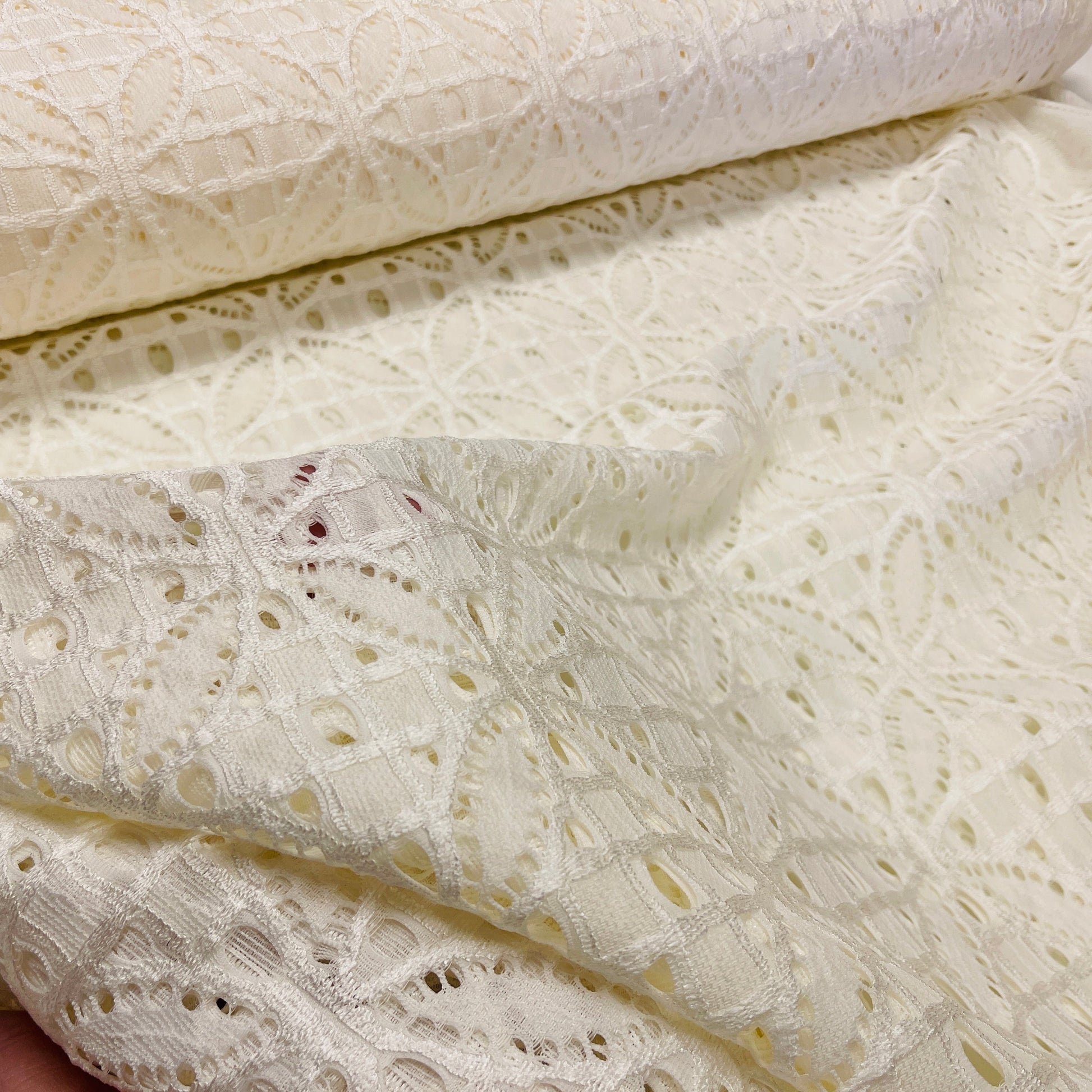 Tissu en dentelle - blanc lait 150 g/m²