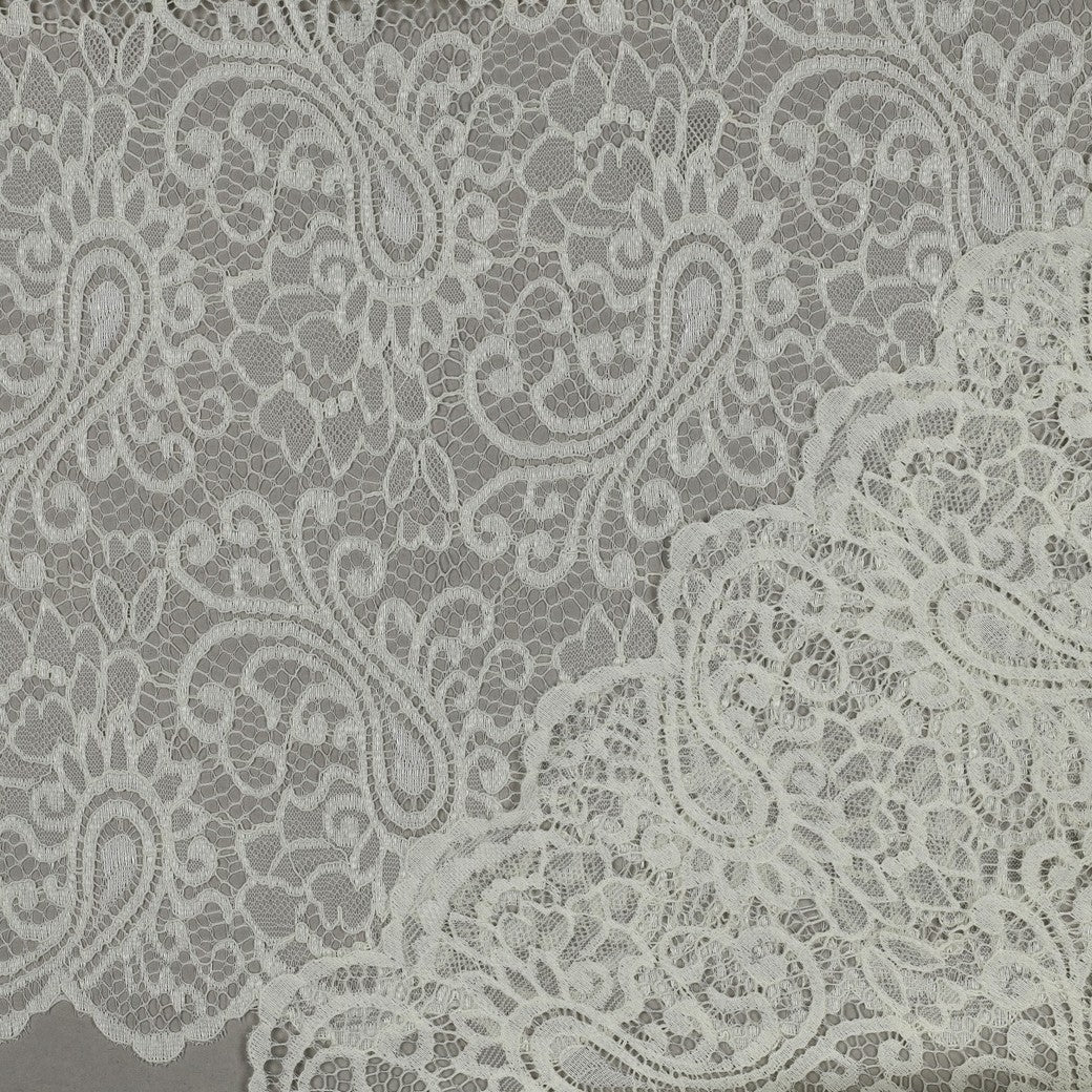 Image de tissu en dentelle blanc cassé 130 g/m² – disponible chez Šarlotes audumi